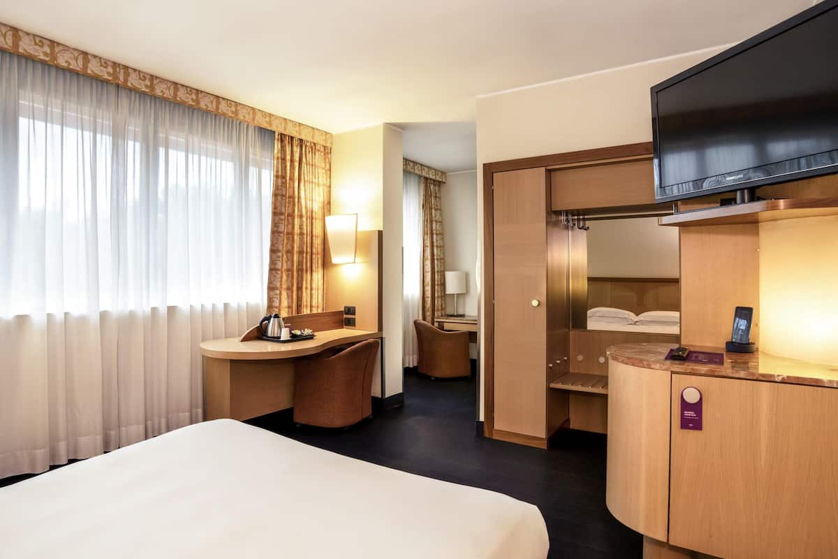 In-room safe, desk, blackout drapes, free cribs/infant beds