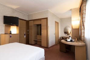 1 bedroom, in-room safe, desk, blackout curtains