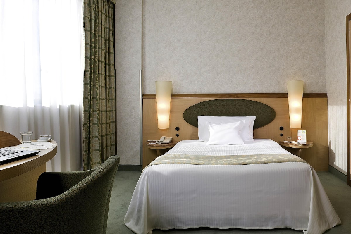 1 bedroom, in-room safe, desk, blackout curtains