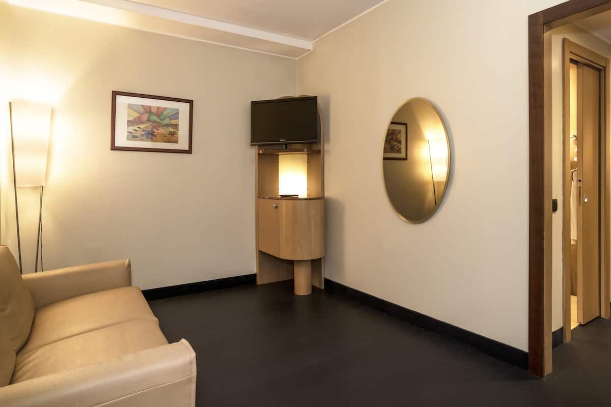 Suite junior, 1 cama matrimonial y sofá cama | Caja de seguridad en la habitación, escritorio y cortinas blackout