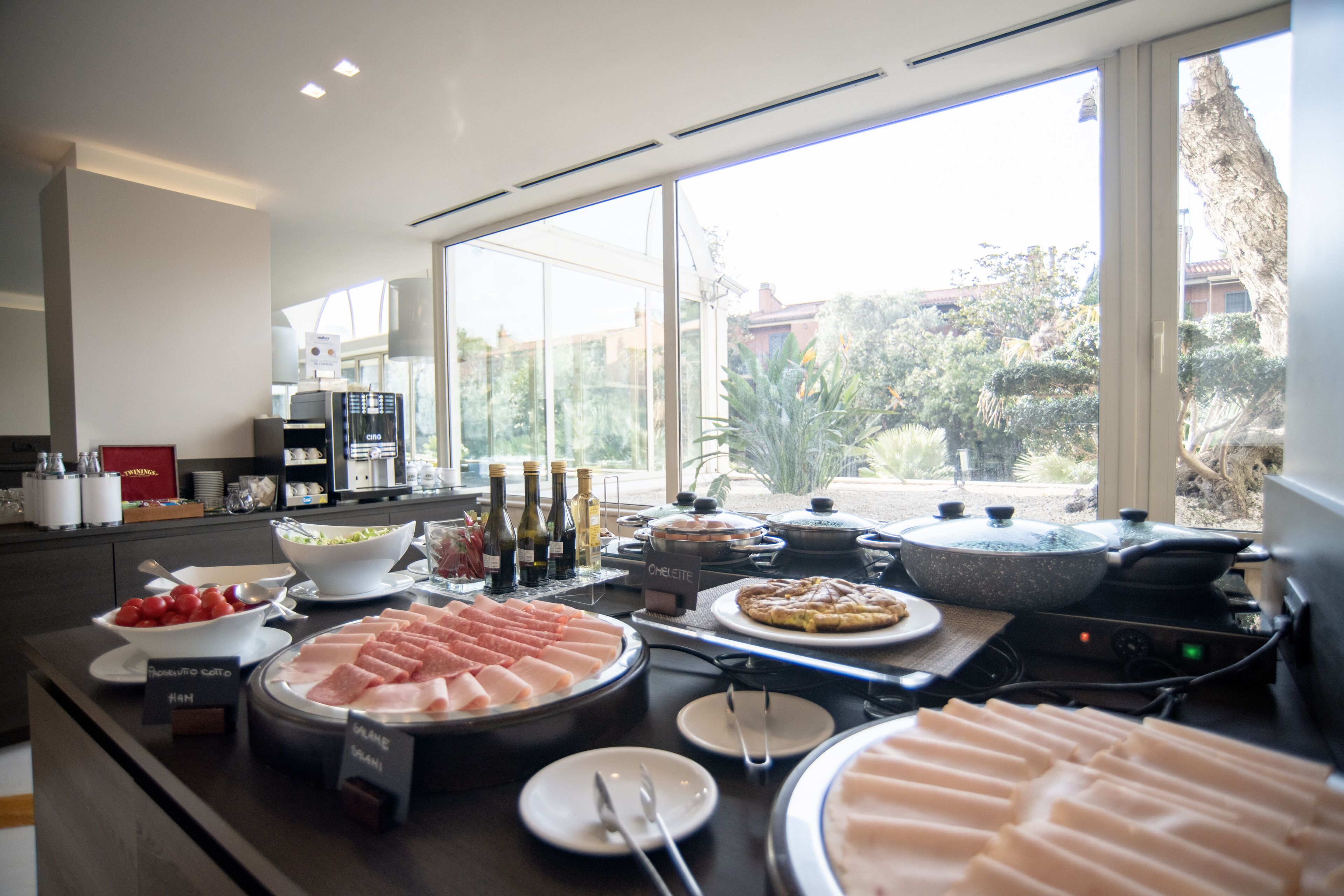 Un buffet de petit-déjeuner proposant une variété d’aliments et un coin café.