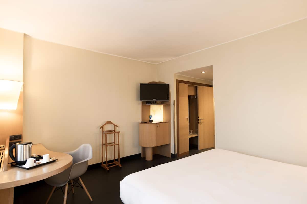 1 bedroom, in-room safe, desk, blackout curtains