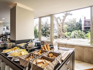Daily cooked-to-order breakfast for a fee - Mercure Eur Roma West (Rome)