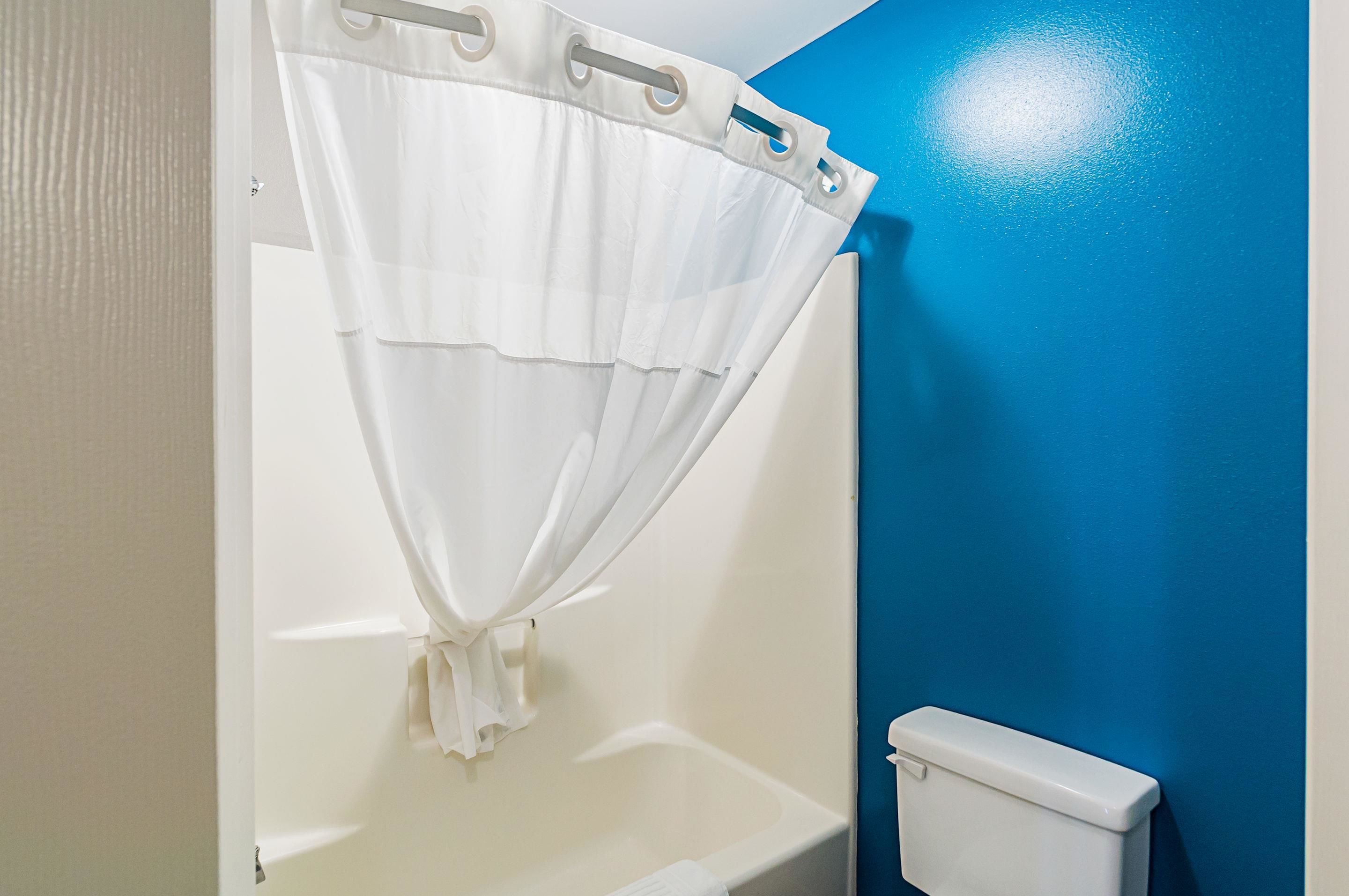 standard room, 1 king bed, non smoking | pillow-top beds, desk, iron/ironing board, free wifi