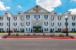 A large, white building with a sign reading "Quality Inn." It features a symmetrical facade with multiple windows and a central entrance. - Quality Inn Harrisonburg I-81 (Harrisonburg)