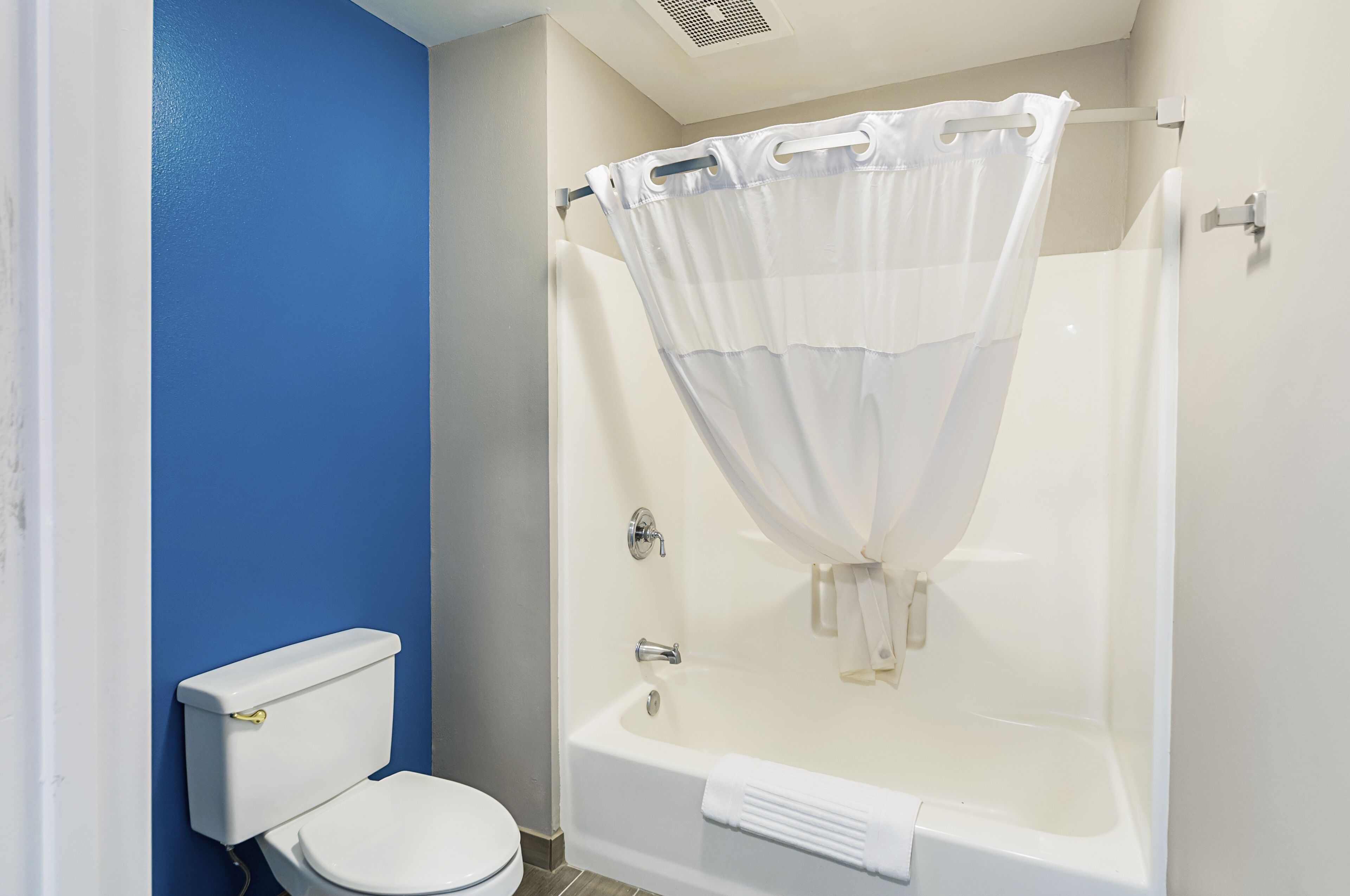 combined shower/bathtub, hair dryer, towels