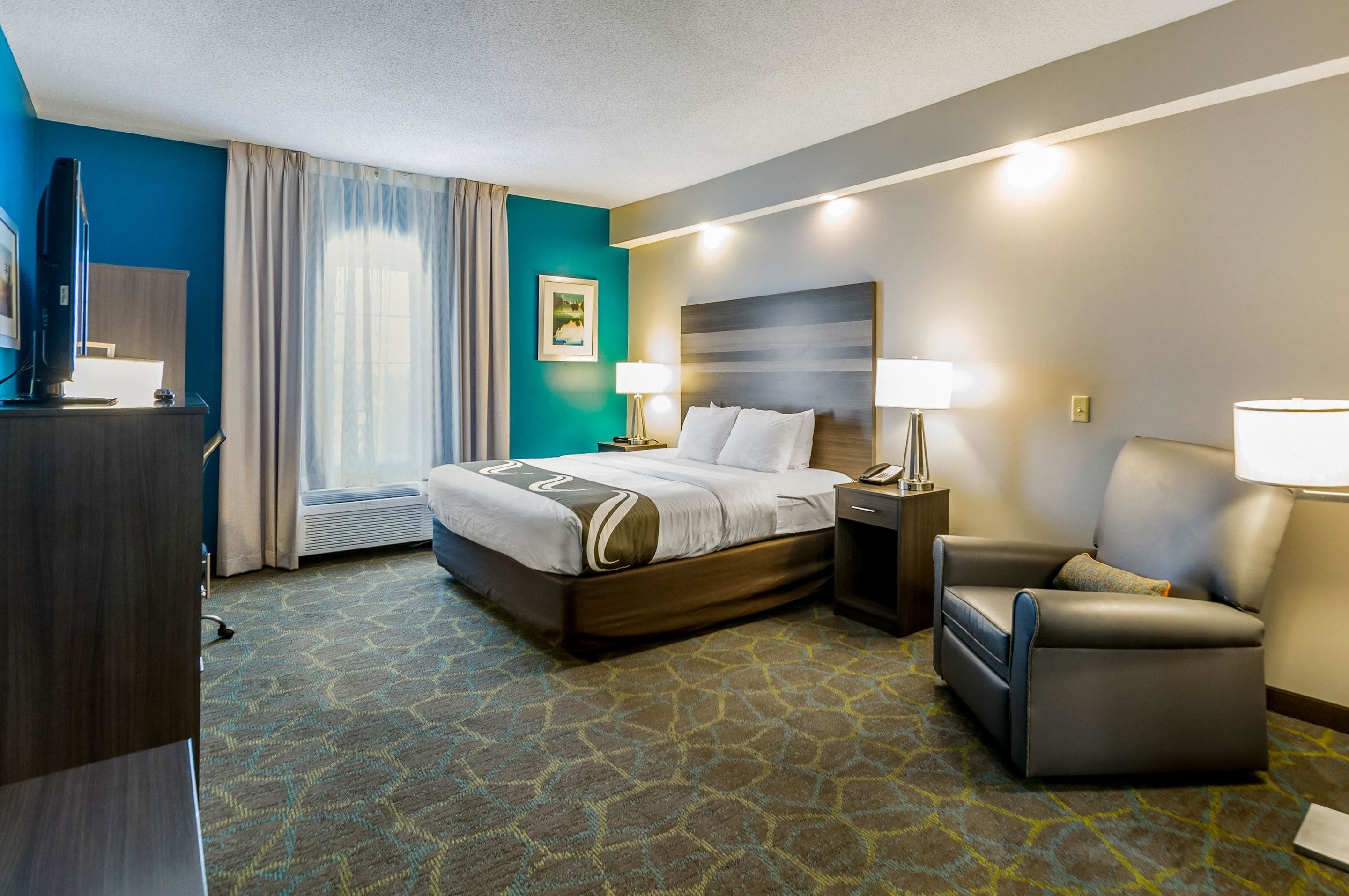 Rom, 1 kingsize-seng, tilgjengelighetstilpasset, ikke-røyk | Senger med overmadrass, skrivebord og strykejern/-brett