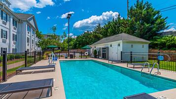 Una piscina al aire libre de temporada
