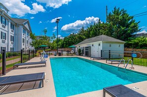 Seasonal outdoor pool - Quality Inn Harrisonburg I-81 (Harrisonburg)