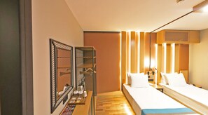 Habitación estándar con 2 camas individuales | Ropa de cama de alta calidad y minibar (con algunos artículos gratuitos)