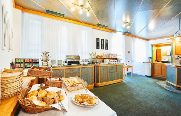 Desayuno buffet (EUR 12.00 por persona) 