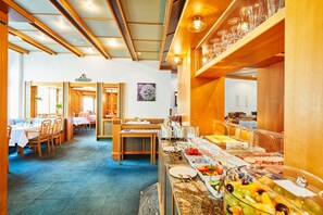 Café da manhã com buffet todos os dias mediante uma taxa