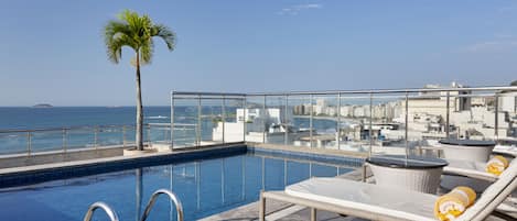 Piscine extérieure, parasols de plage, chaises longues