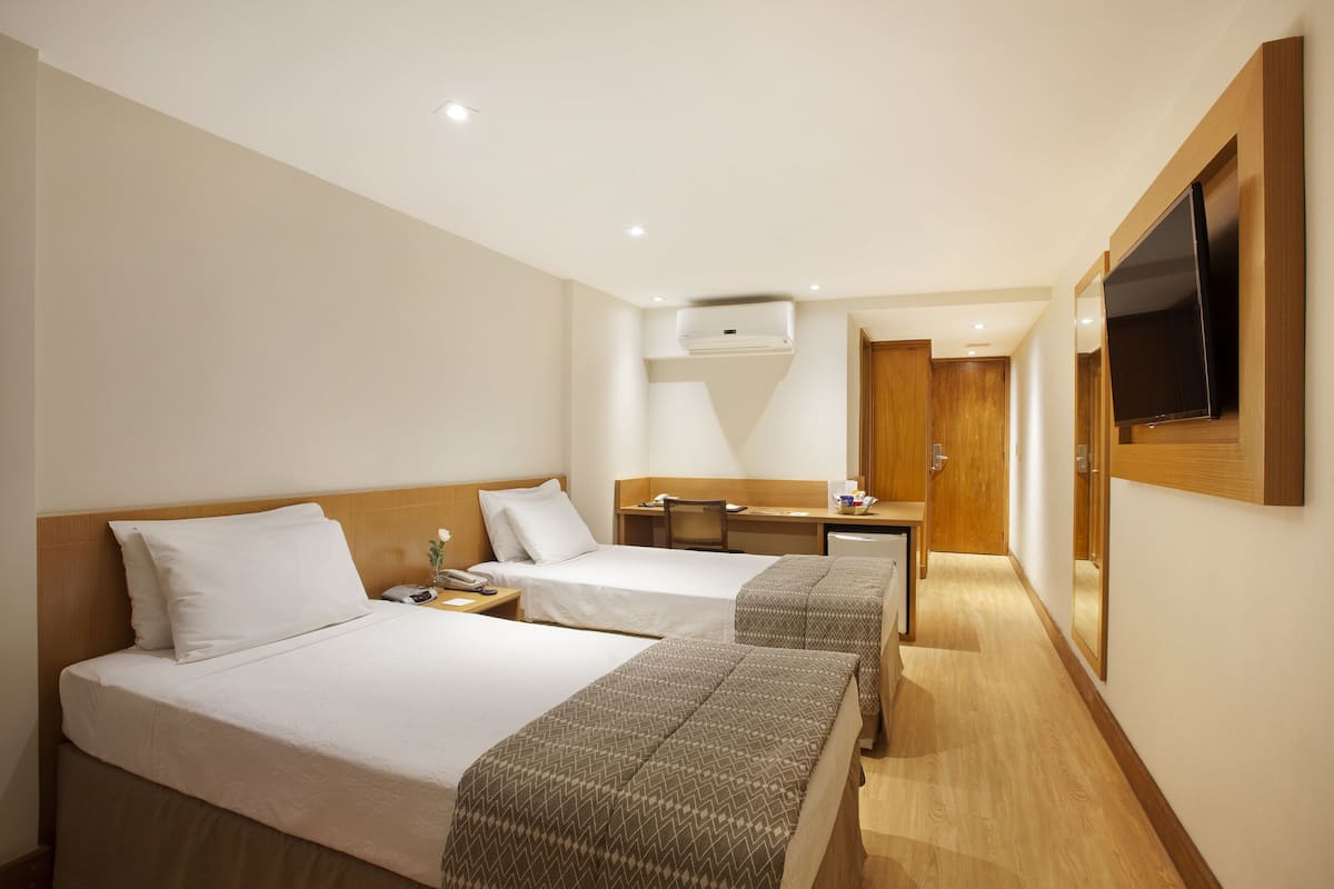 Minibar, caja de seguridad en la habitación y escritorio