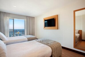 Minibar, in-room safe, desk, blackout curtains - Windsor Palace Copacabana (Rio de Janeiro)