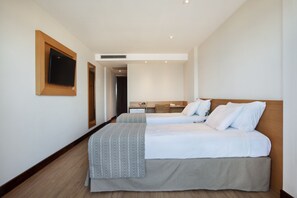 Een minibar, een kluis op de kamer, een bureau, verduisterende gordijnen