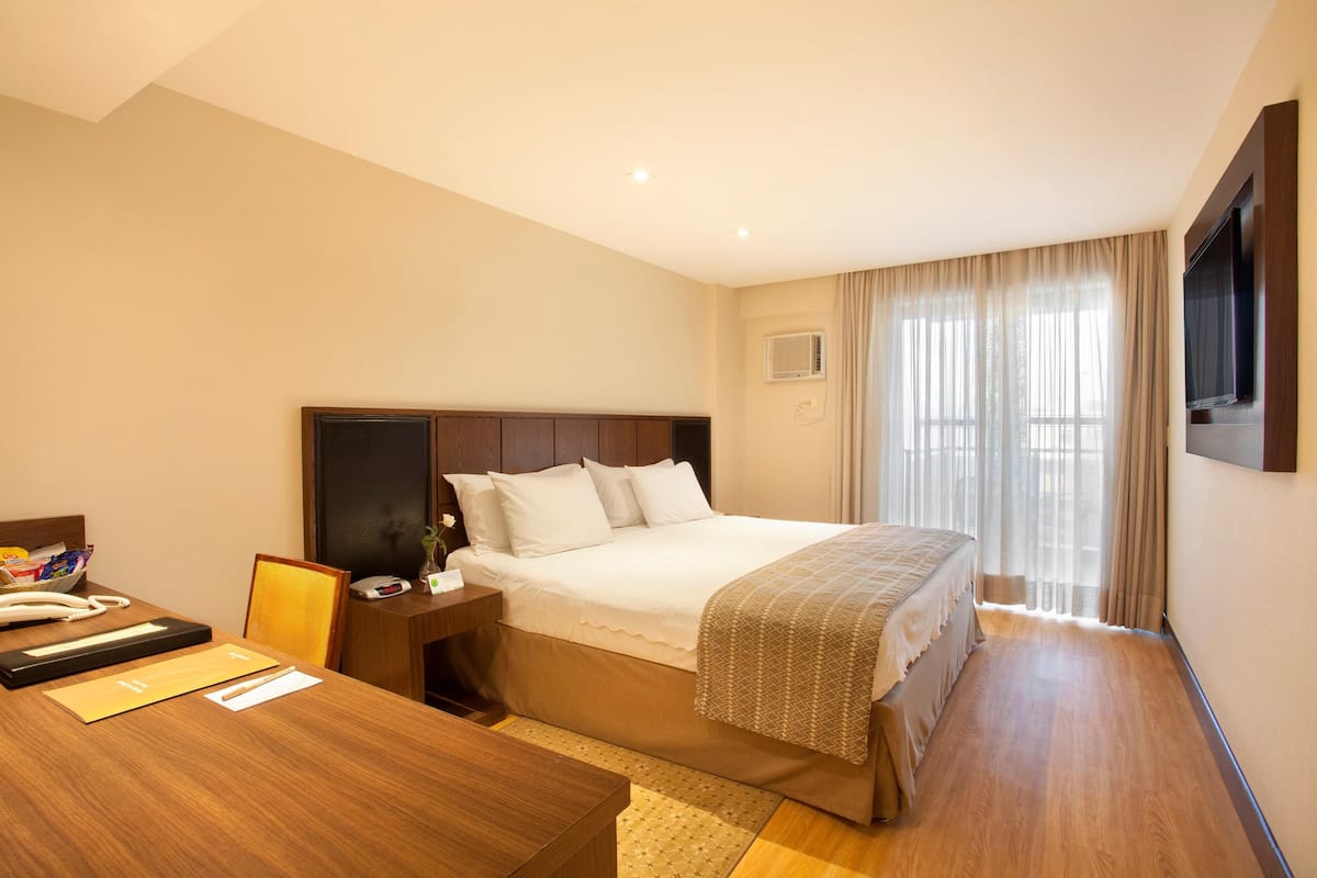 Minibar, két bảo mật tại phòng, bàn, màn/rèm cản sáng