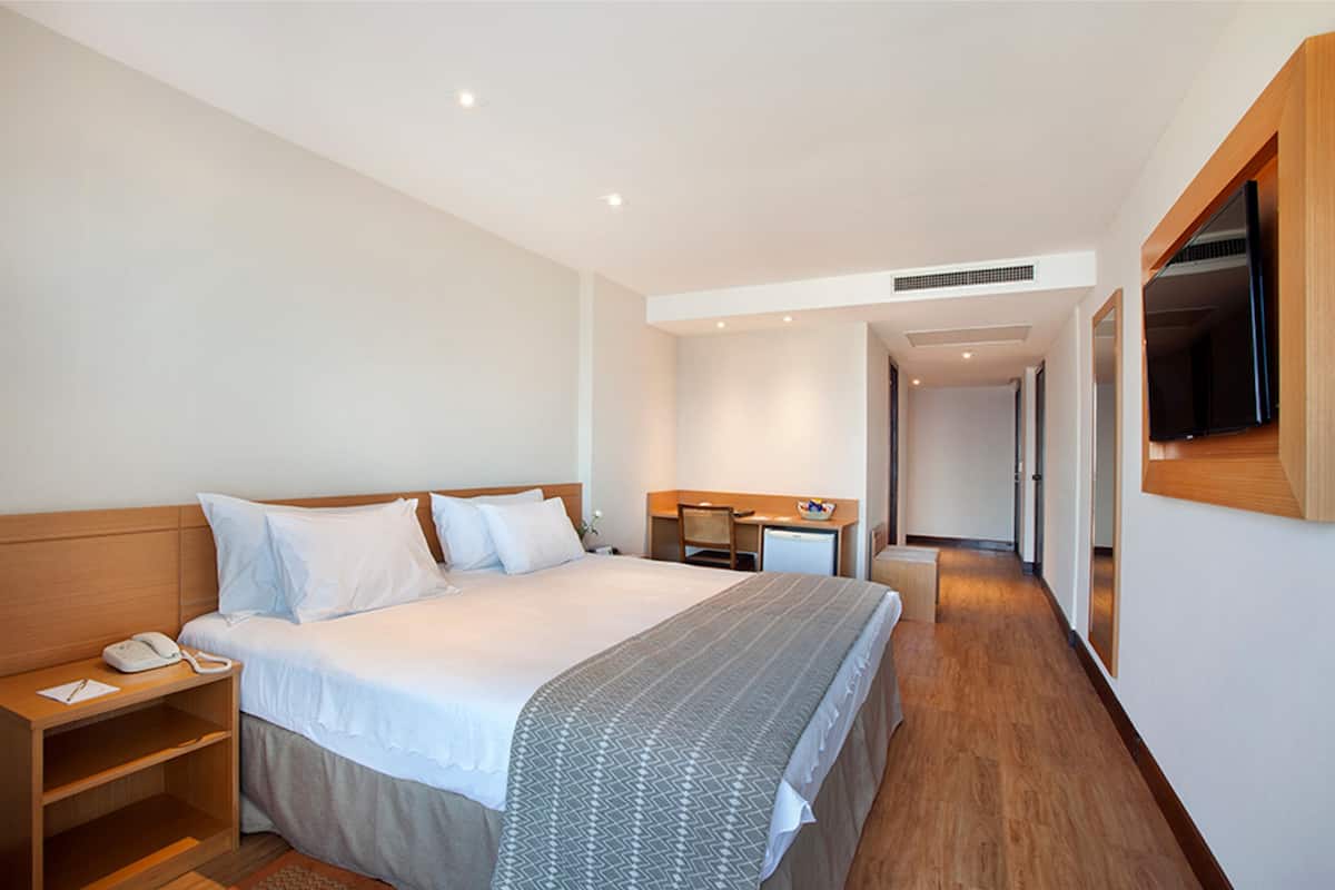 Minibar, caja de seguridad en la habitación y escritorio