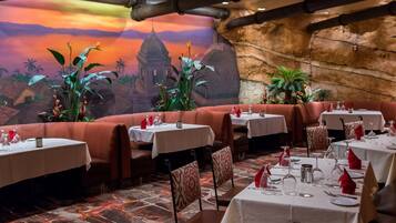 8 restaurants; breakfast, lunch, dinner, and brunch served