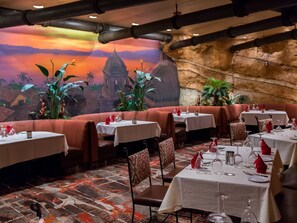 8 ristoranti, aperti a colazione, a pranzo e a cena, cucina americana