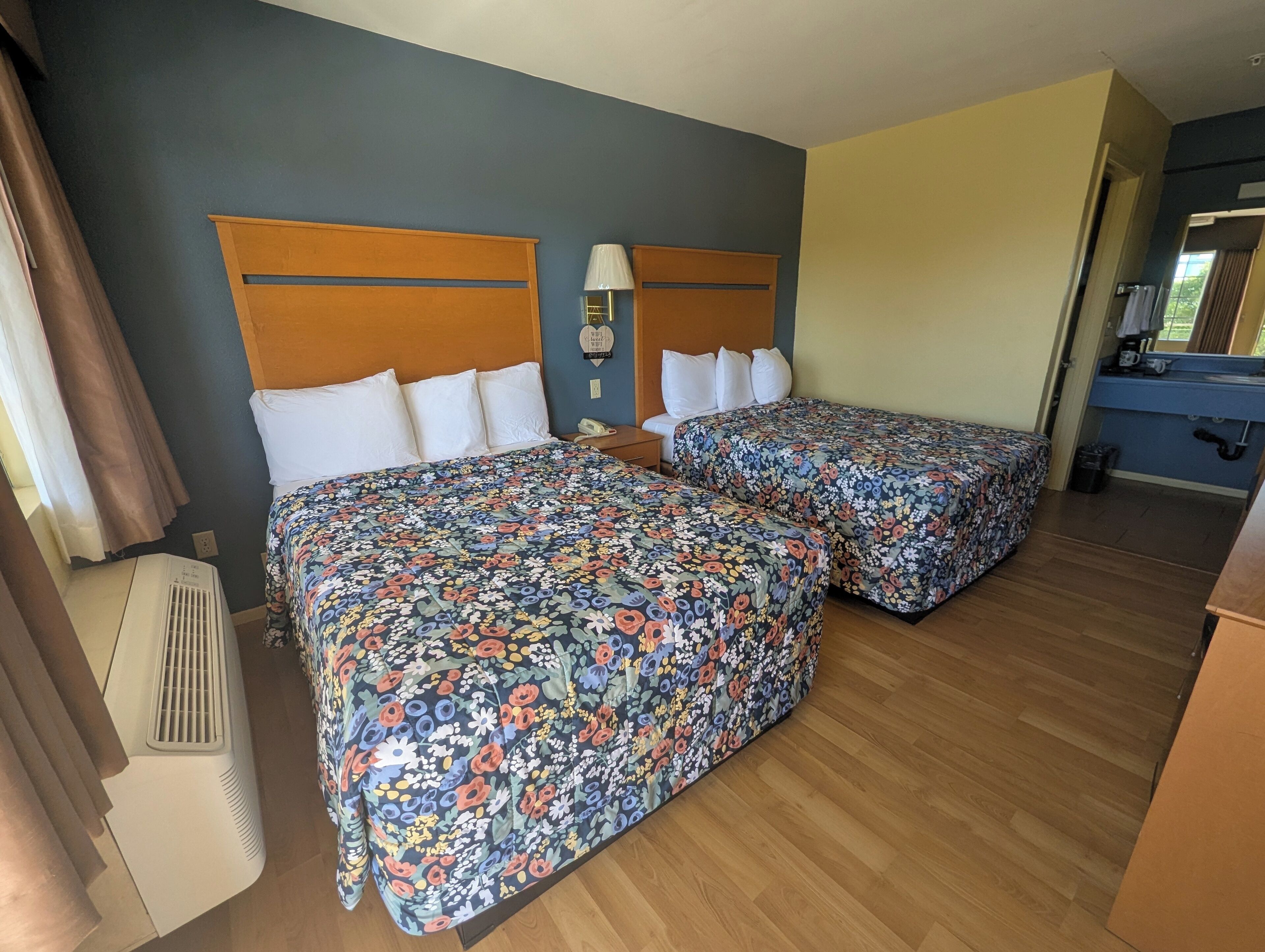 Deluxe-Zimmer, 2 Doppelbetten, Nichtraucher (Includes 1 parking space) | Bettwäsche aus ägyptischer Baumwolle, hochwertige Bettwaren