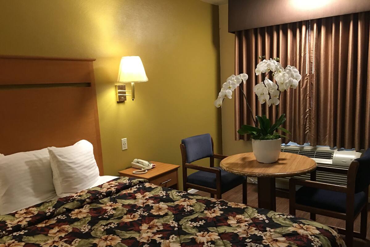 스탠다드룸, 퀸사이즈침대 1개, 금연 (Includes 1 parking space) | 이집트산 면 시트, 고급 침구, 오리/거위털 이불, 메모리폼 침대