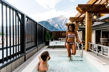 Outdoor spa tub at Mount Royal Hotel