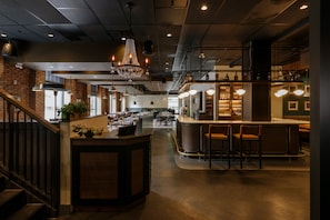 Déjeuner, dîner et brunch servis sur place, plats Cuisine américaine