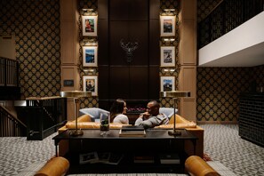 Coin salon dans le hall