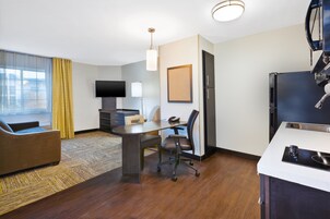 Suíte, 1 cama Queen, acessível (Mobility Accessible) | Roupas de cama premium, edredons de pluma, cofres nos quartos