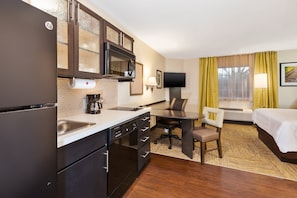 Suite studio, 1 grand lit | Cuisine privée | Réfrigérateur, four à micro-ondes, surface de cuisson, lave-vaisselle
