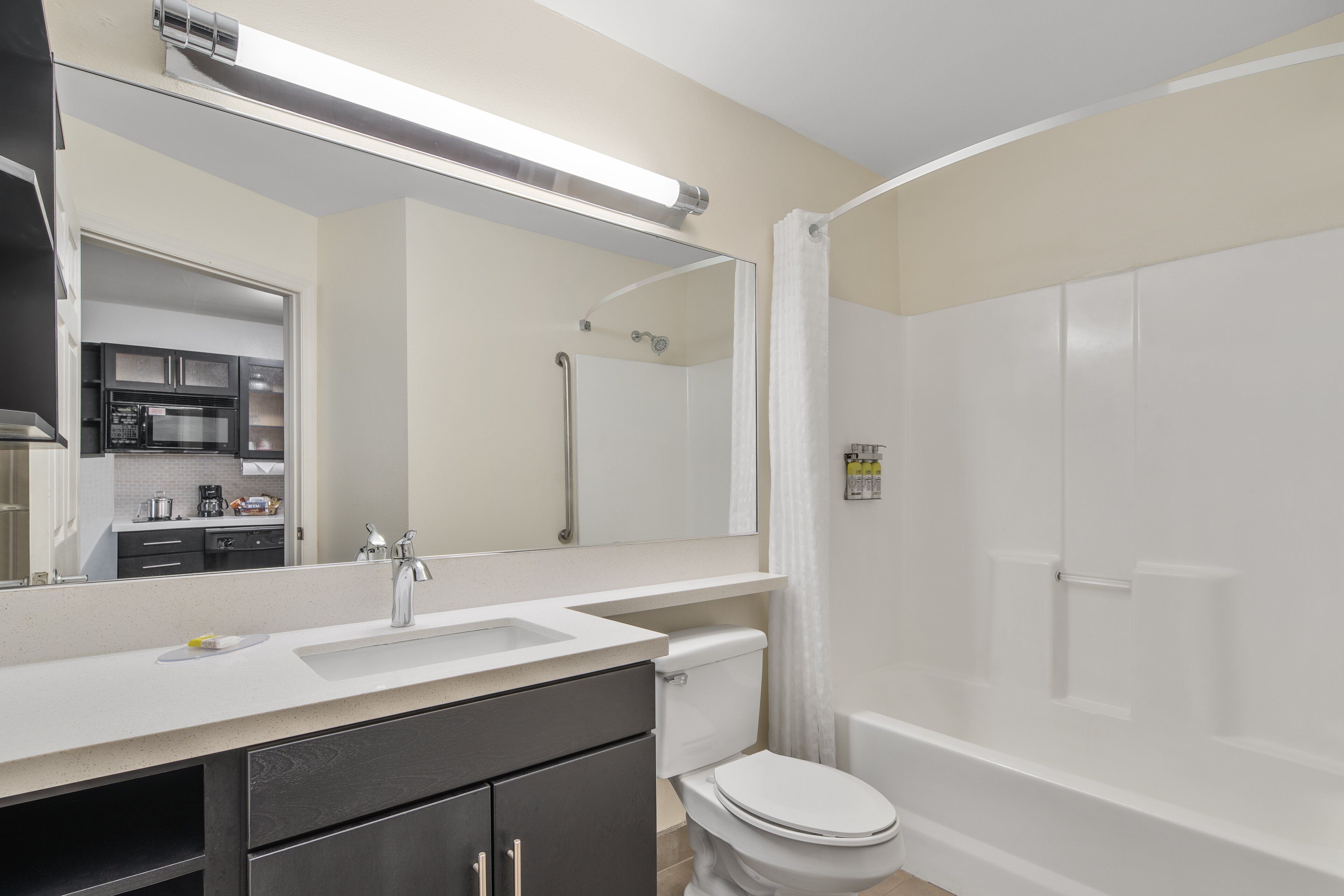 studio suite, 1 queen bed | bathroom | combined shower/bathtub, hair dryer, towels