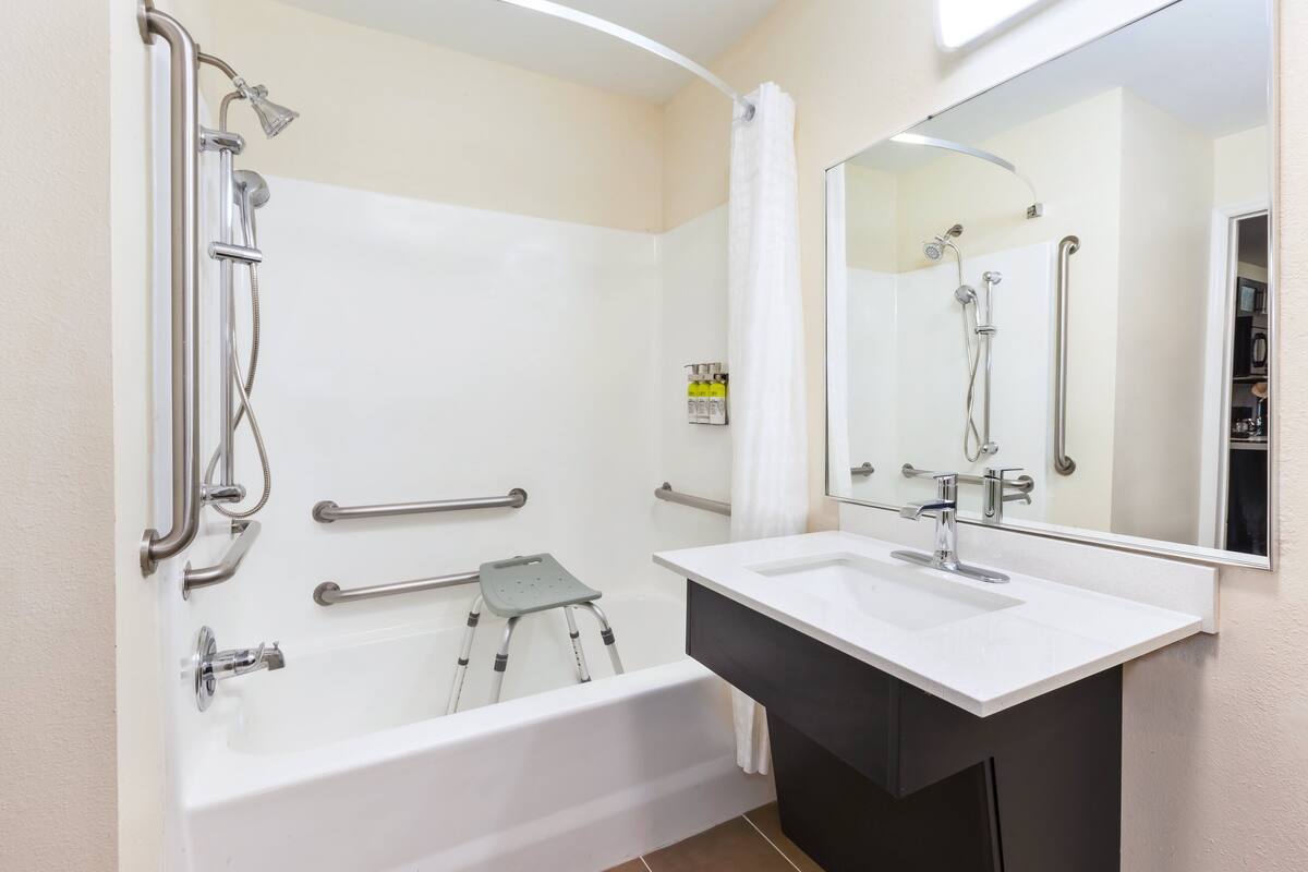 Combined shower/bathtub, hair dryer, towels