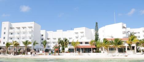 Private beach, white sand, beach umbrellas, beach towels