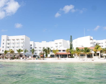 Private beach, white sand, beach umbrellas, beach towels. Ocean View Cancun Arenas