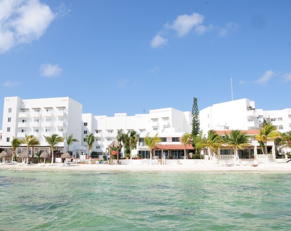 Private beach, white sand, beach umbrellas, beach towels