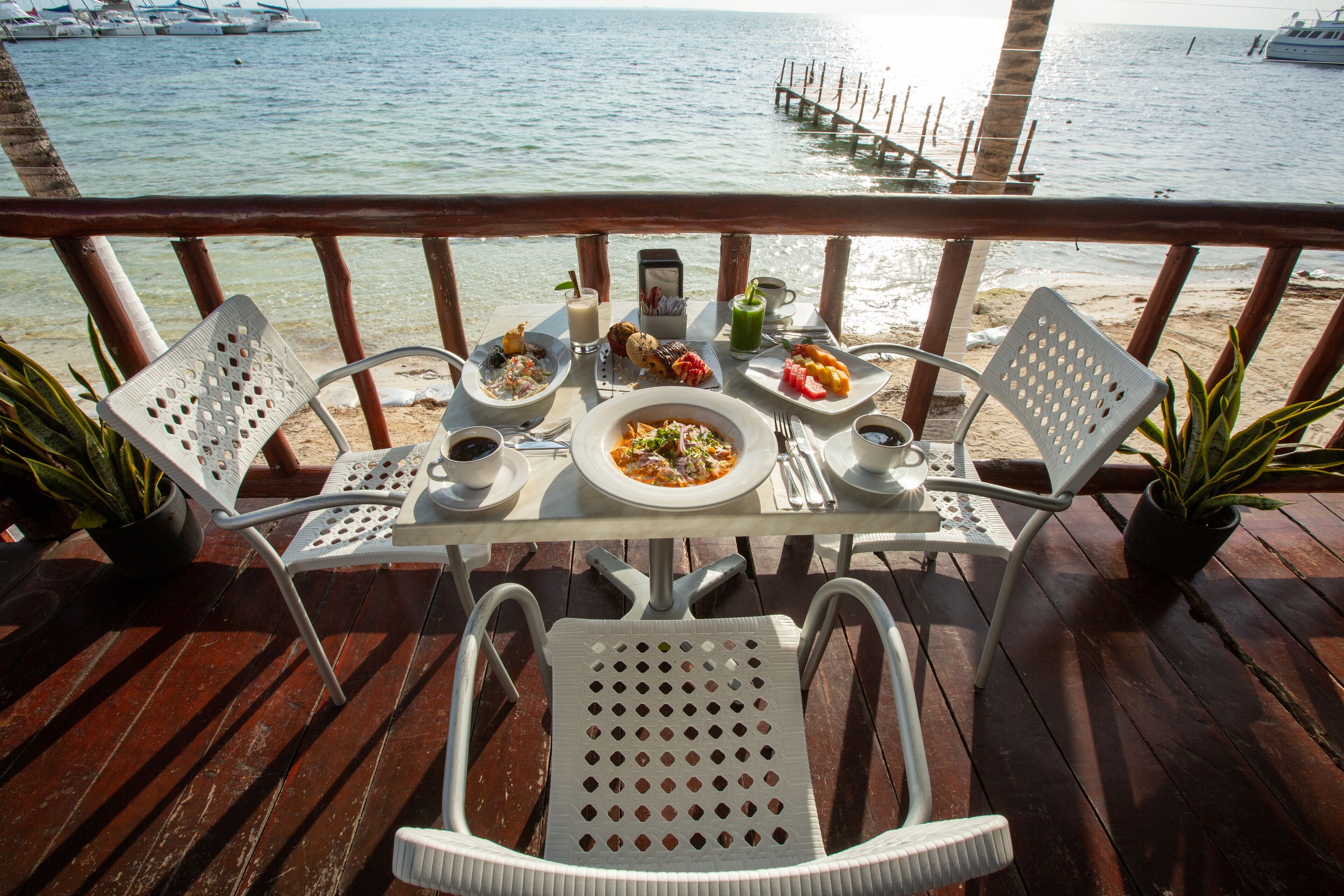 供应早餐、午餐和晚餐