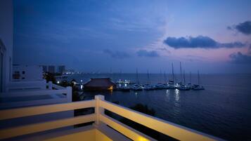 Chambre, vue mer | Coffres-forts dans les chambres, bureau, draps fournis