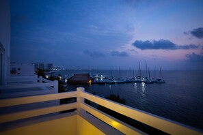 Habitación, vista al mar | Caja de seguridad en la habitación, escritorio y ropa de cama 