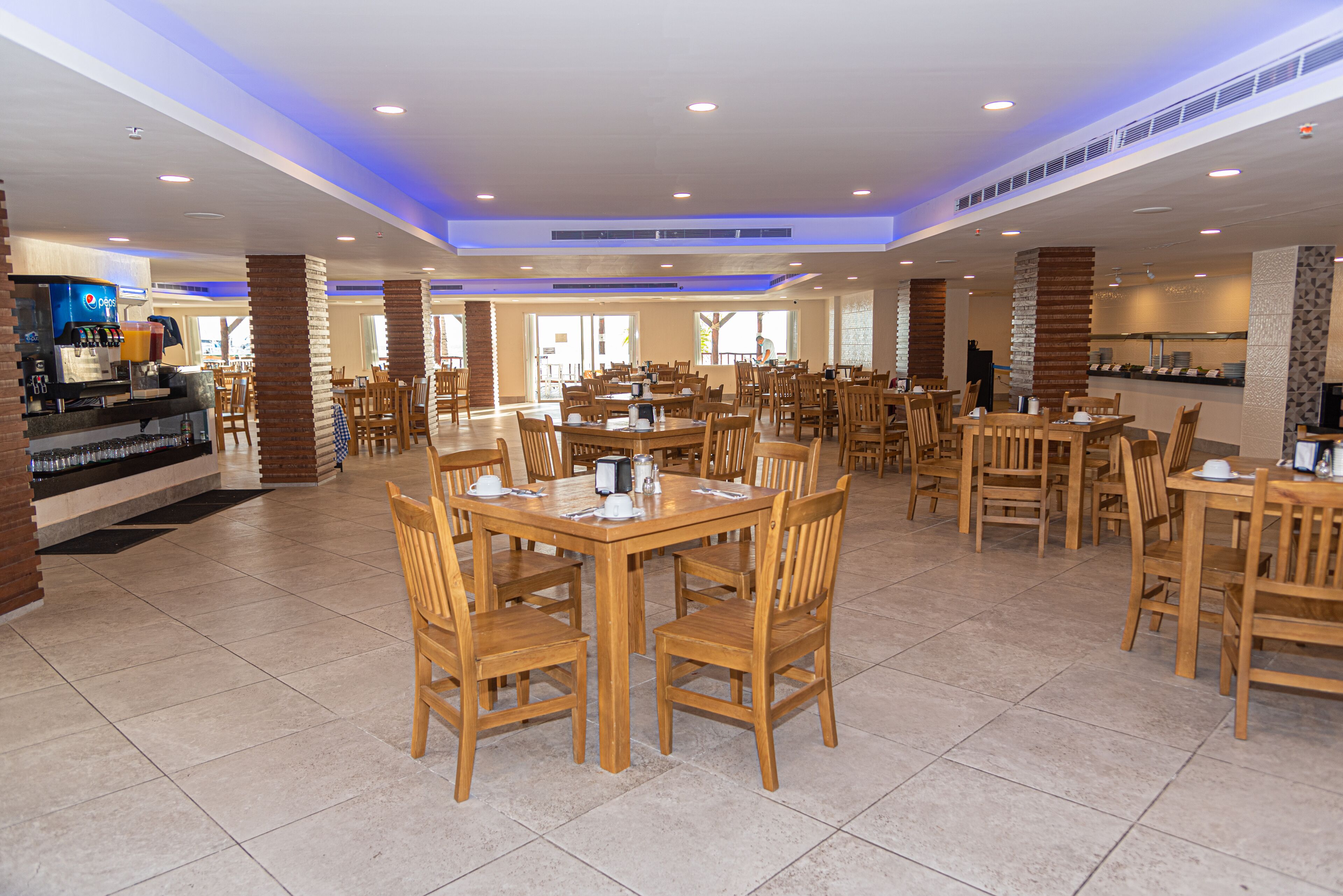 供应早餐、午餐和晚餐