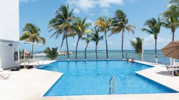 3 室外游泳池,池畔遮阳伞,日光浴躺椅