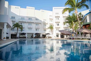 3 座室外游泳池，提供泳池遮陽傘和日光浴躺椅
