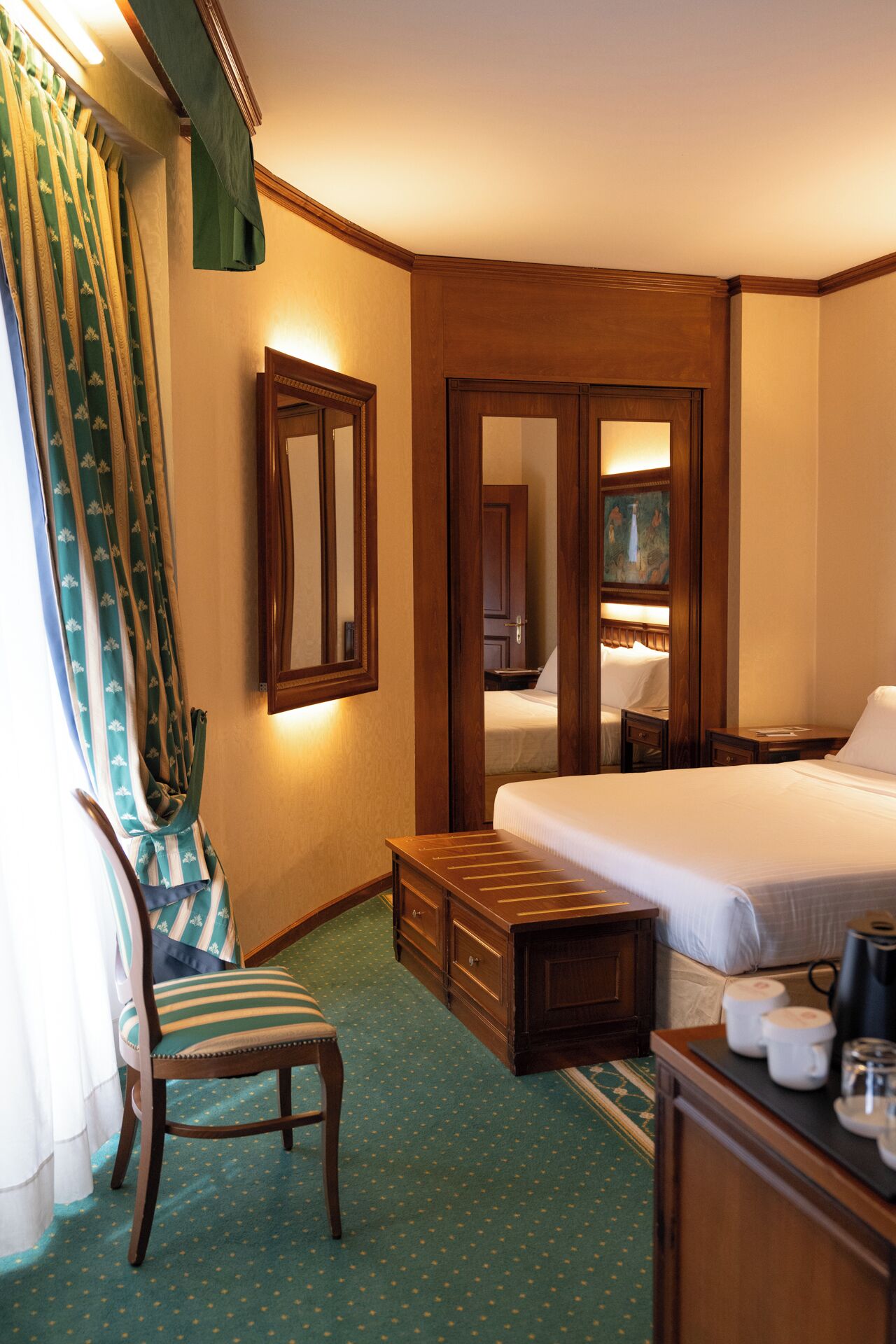 Suite junior | Ropa de cama de alta calidad, minibar, caja fuerte y escritorio