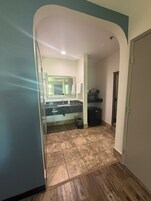Room, 1 King Bed, Non Smoking | Bathroom | Free toiletries, hair dryer, towels, soap