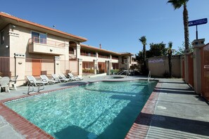 Piscine extérieure, parasols de plage, chaises longues