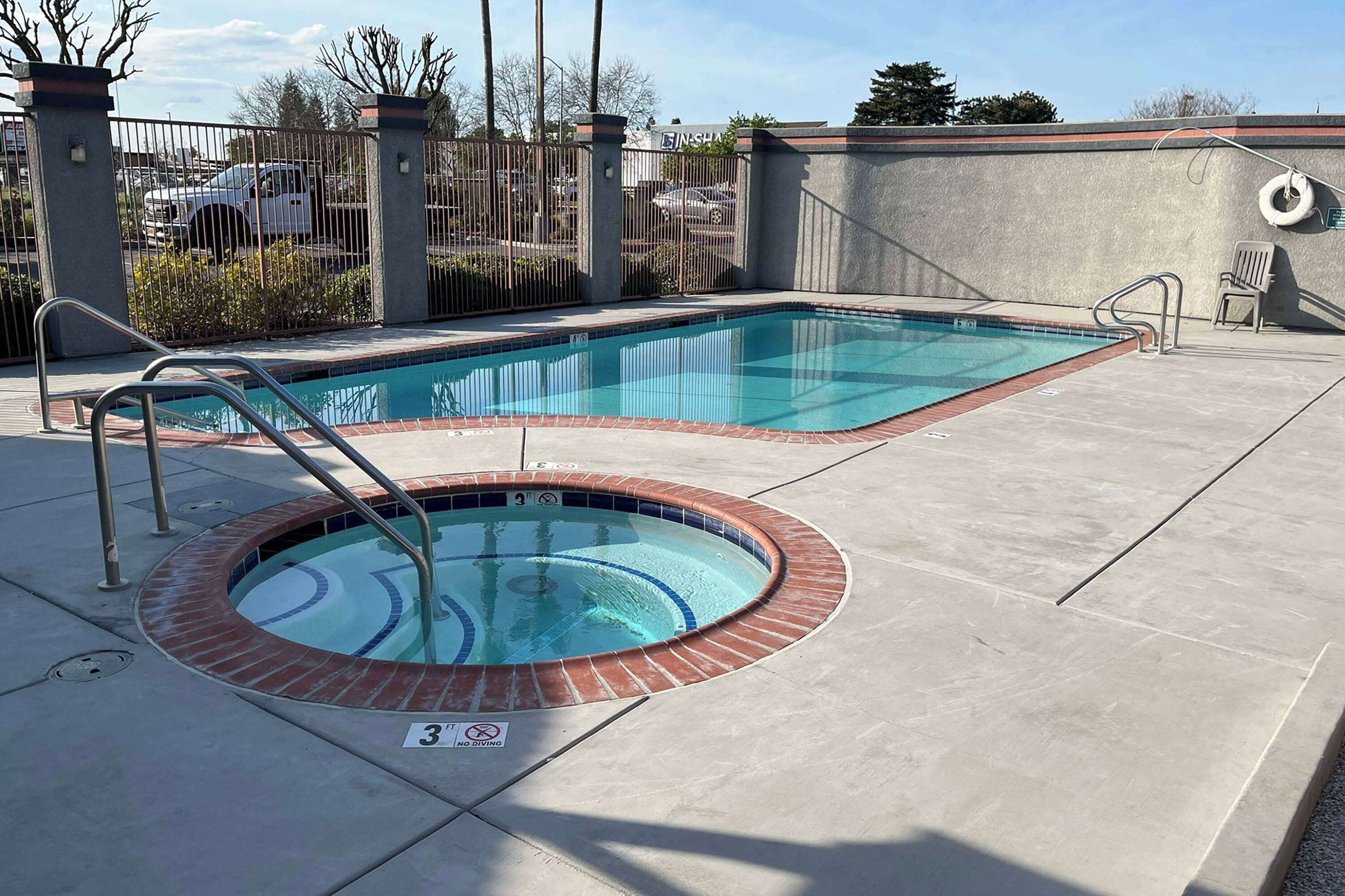 室外游泳池，開放時間為 09:00 至 22:00，提供泳池遮陽傘和日光浴躺椅