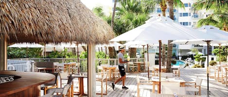 PĂ„ stranden, solstolar, parasoller och strandhanddukar
