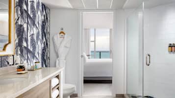 Ensemble douche/baignoire, articles de toilette de luxe, sĂšche-cheveux