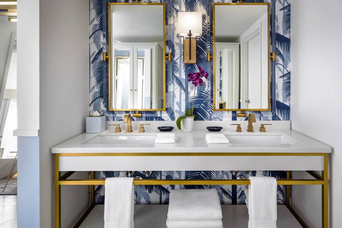 premium bedding, pillow-top beds, in-room safe, desk