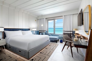 Room, 1 Katil Raja (King), Oceanfront | Peralatan tempat tidur premium, tilam berlapik, peti besi dalam bilik 